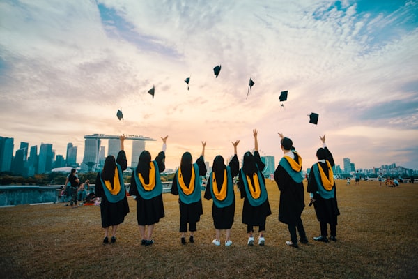 秋天教学场景：学生在图书馆学习，象征收获与调整