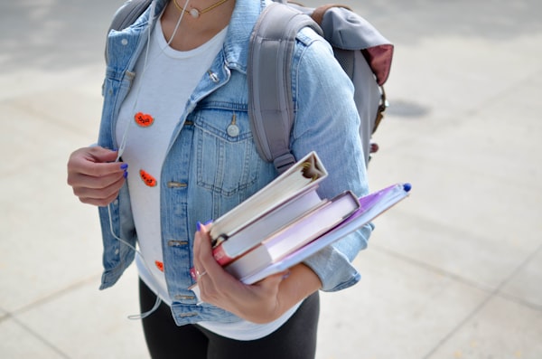 课堂教学场景：教师与学生互动